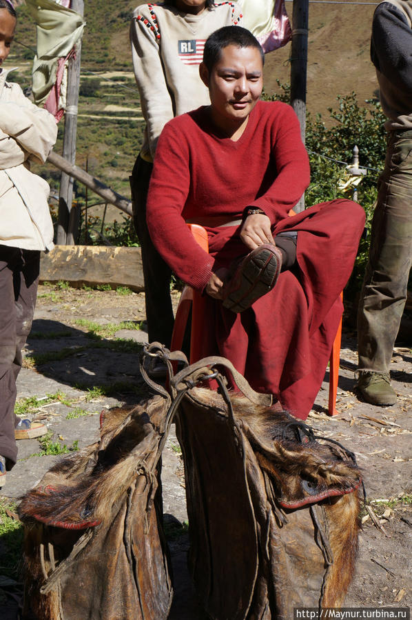 Монах    отдыхает   во   дворе   маленького    действующего   монастыря. Покхара, Непал
