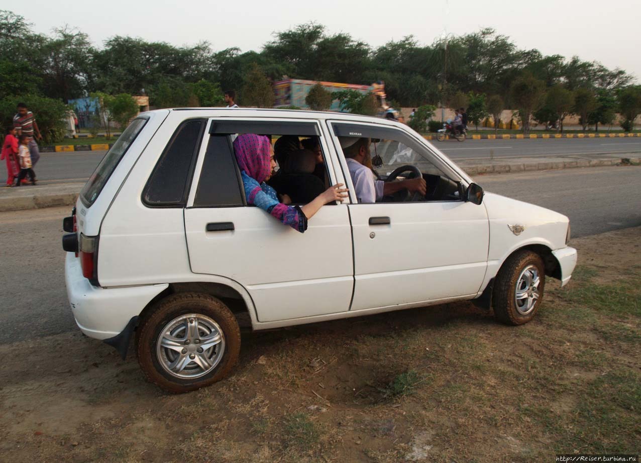 Другой Пакистан. Беглый взгляд из авто по дороге на юг. Мохенджо-Даро, Пакистан