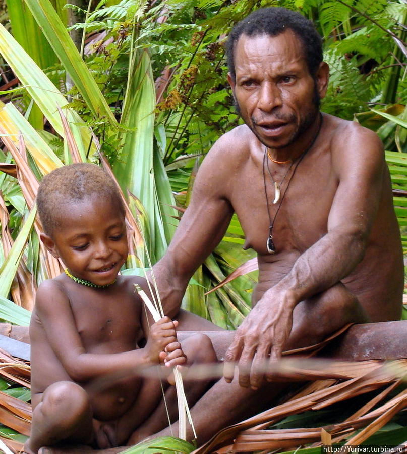 Вот, малыш — потом и ты будешь вождем племени Короваи Джайпура, Индонезия