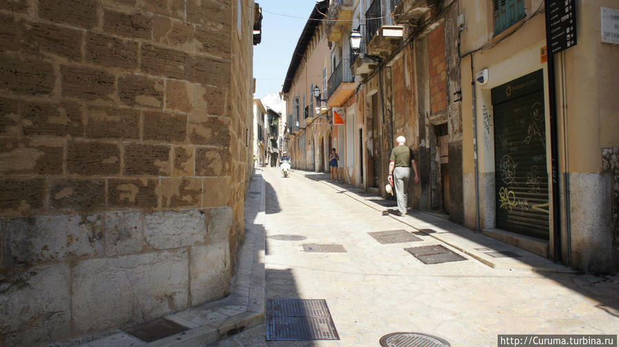 Типичная городская улочка в центре Пальма-де-Майорка. Пальма-де-Майорка, остров Майорка, Испания