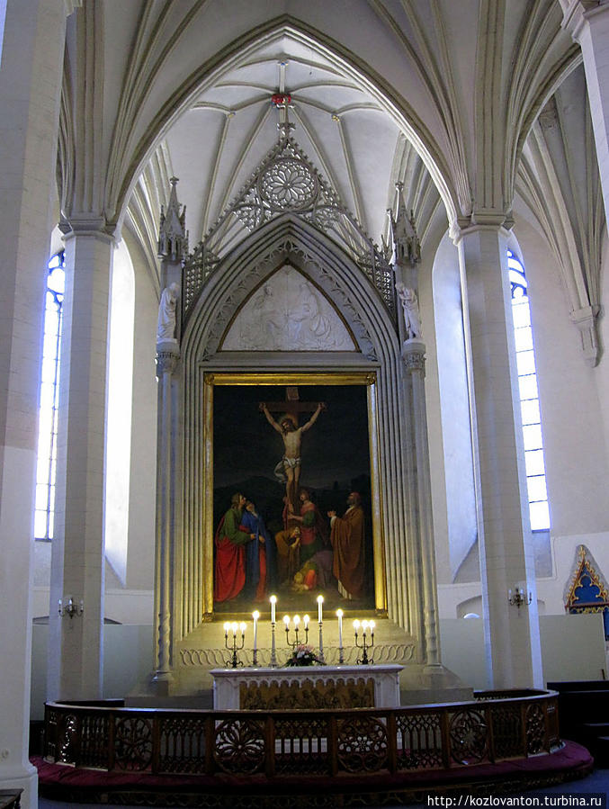 Строительство этой части церкви завершилось к 1425 году. Впервые в Таллинне своды были построены в виде звезд. В центре алтаря — картина Христос на кресте, которая была написана местным художником В.Г.А. фон Кюгельгеном в 1833 г. Таллин, Эстония
