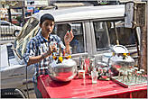 Лимонадом обычно торгуют молодые парни. Этот кадр я сделал в мусульманском районе Колаба, где много дешевых отелей...
*