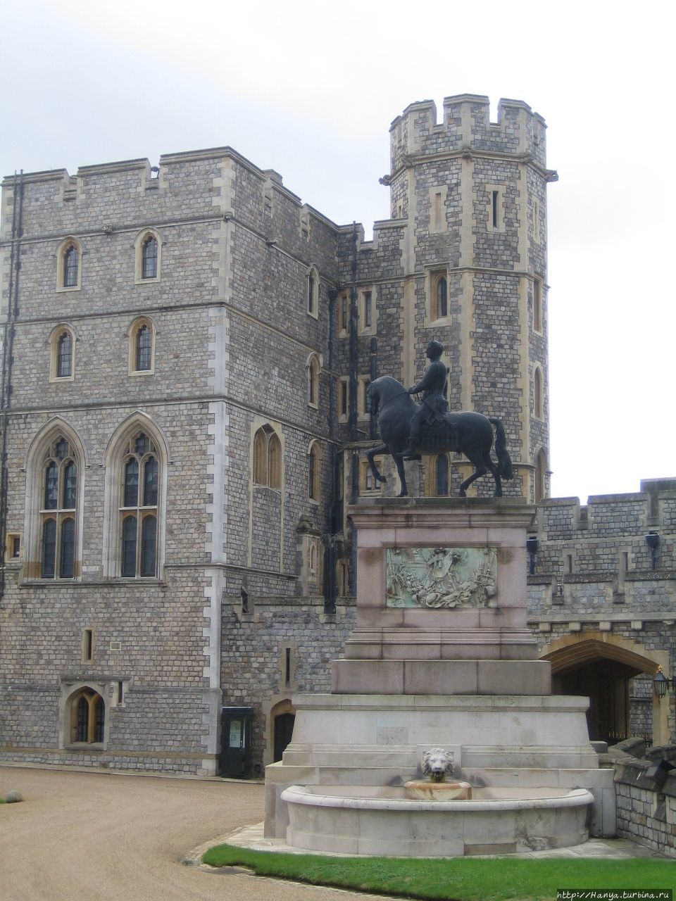 Почетные Палаты Верхней территории. Внутренний дворик с конной статуей Карла II Виндзор, Великобритания