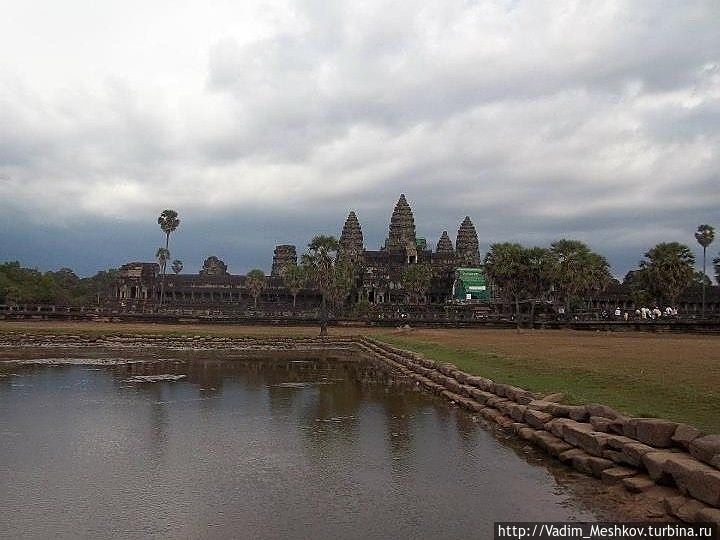 Это главный храм комплекса, состоит из пяти концентрических прямоугольных башен в форме лотоса.
Его изображения можно встретить в Камбодже повсеместно. Ангкор (столица государства кхмеров), Камбоджа