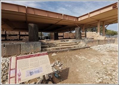 Остатки дворца ханаанского царя (XIII-XIV век до н. э.). Это помещение использовалось, по-видимому,  для проведения церемоний.  Здесь можно увидеть развалины двора и тронной комнаты.