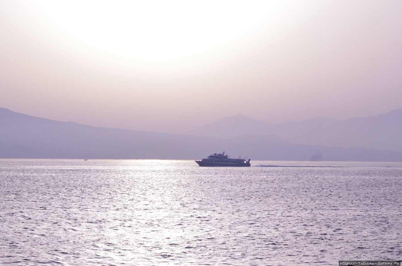 Из Неаполя в бурное море Неаполь, Италия Из Неаполя в бурное море Неаполь, Италия