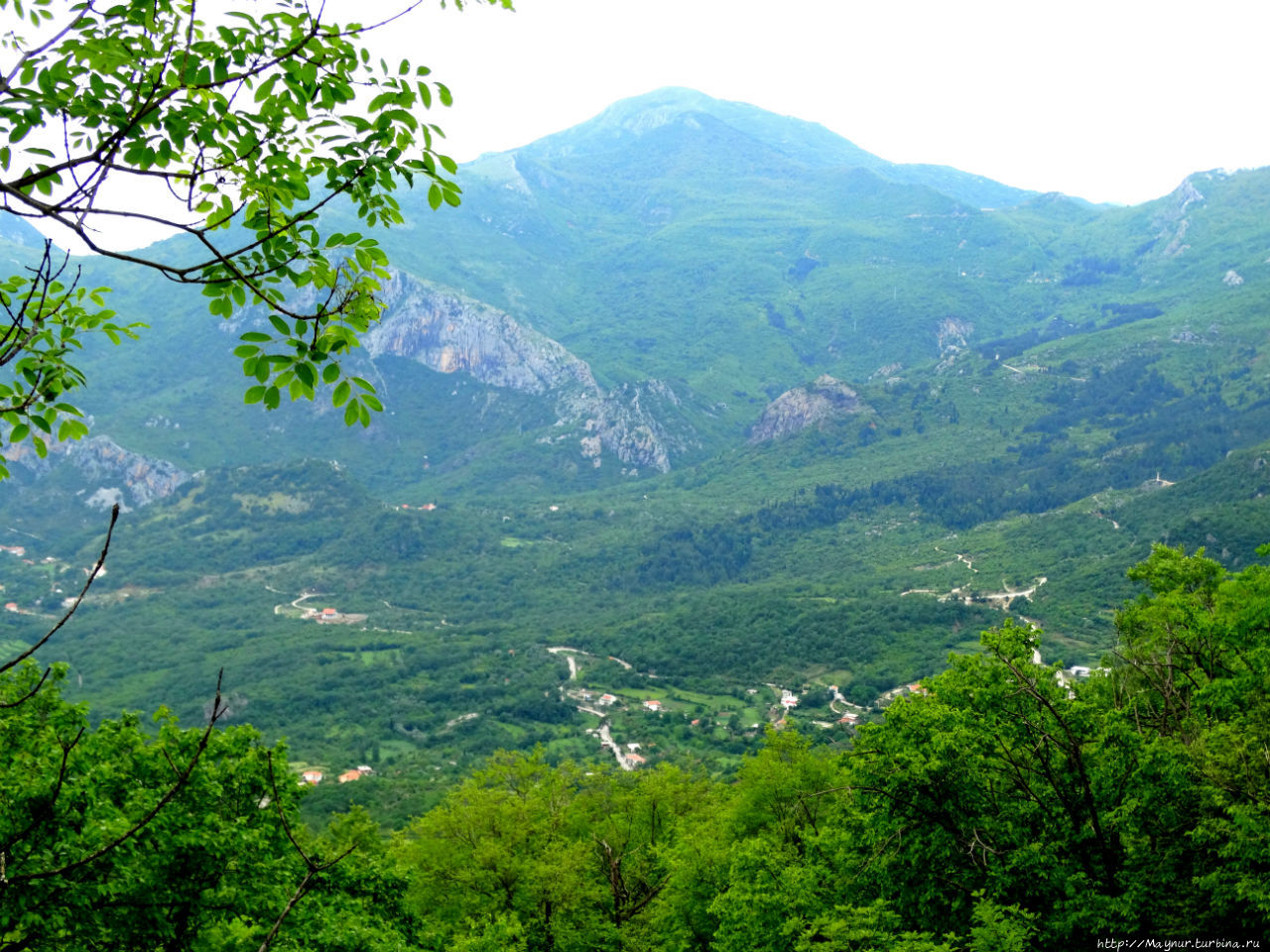 Черногорская  приморская горная тропа. Спуск к озеру... Бар, Черногория