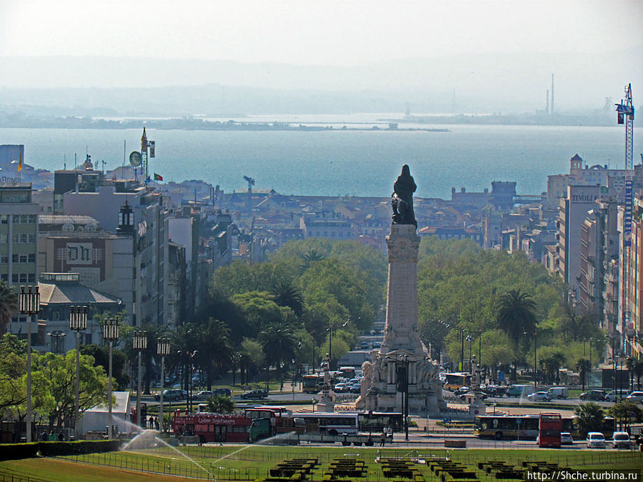 вид на исторический район Лиссабона и реку Тежу вид на исторический район Лиссабона и реку Тежу