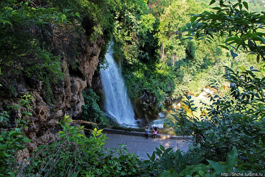 к водопаду спускаемся из парка Kattarаkton Эдесса, Греция