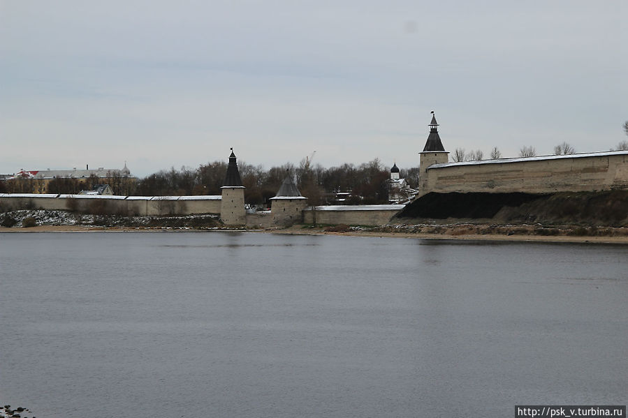 Впадение рек, некогда башни были соединены мостом с поднимающейся решеткой. Грозятся восстановить Впадение рек, некогда башни были соединены мостом с поднимающейся решеткой. Грозятся восстановить