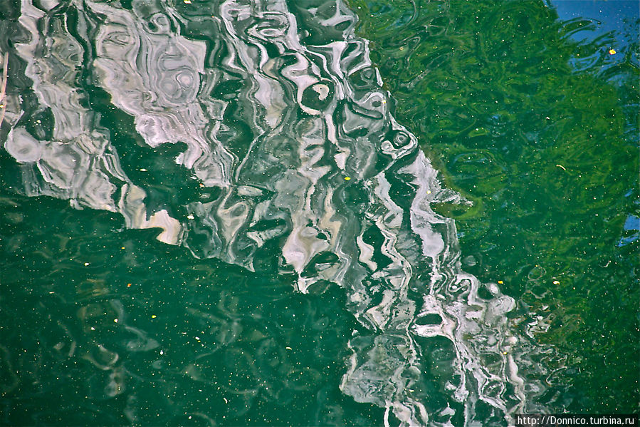 пыль и розовый мрамор в открытой воде Рускеала, Россия