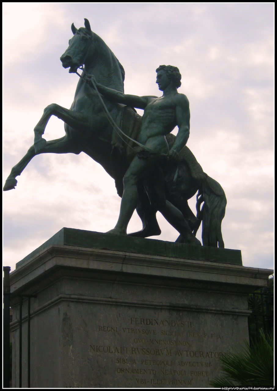 Памятник Фердинанду II Неаполь, Италия