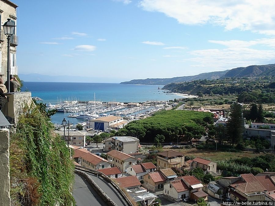 Но кусочек моря, пляжи и порт тоже видны. Но кусочек моря, пляжи и порт тоже видны.