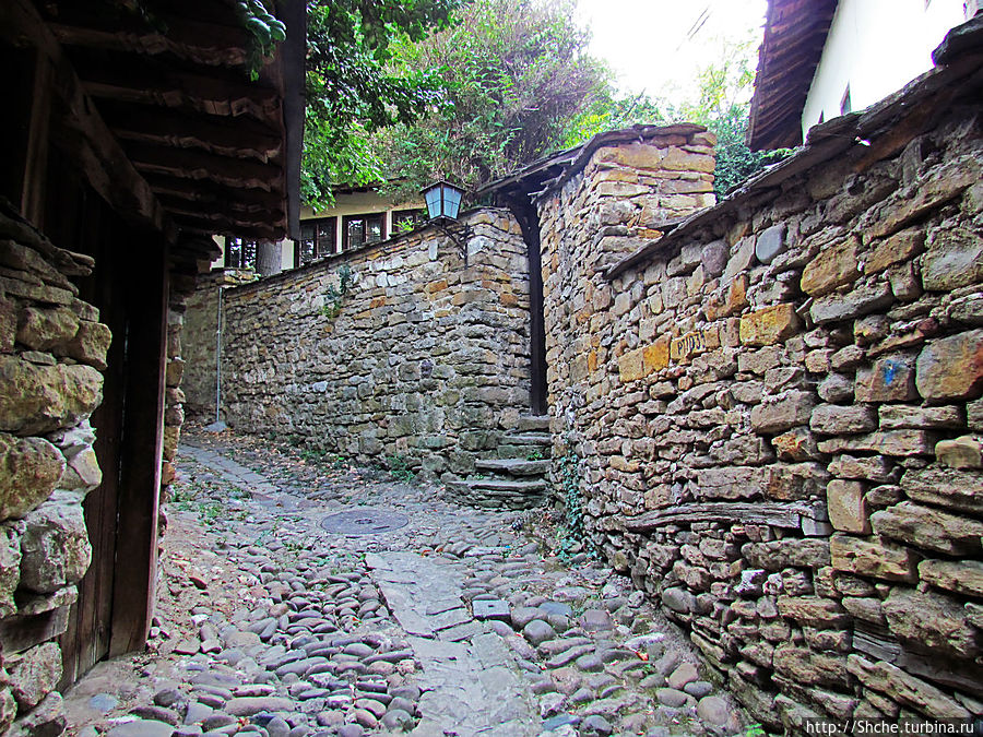 высокие каменные заборы — отличительная черта заповедника-музея, здесь по прежнему живут люди... Ловеч, Болгария