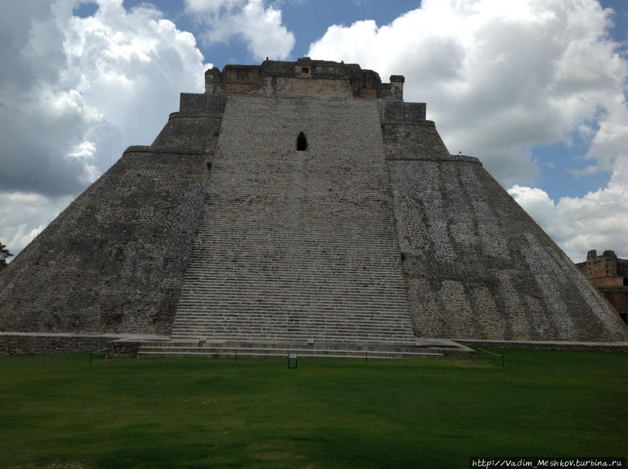 «Пирамида волшебника» или «Дом карлика» — храм на пирамиде (высота 38 м). Пирамида овальная в плане и напоминает нынешние жилища майя. Ушмаль, Мексика