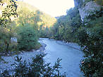 Несет свои неспокойные воды горная река, скованная скалами Ахштырского каньона