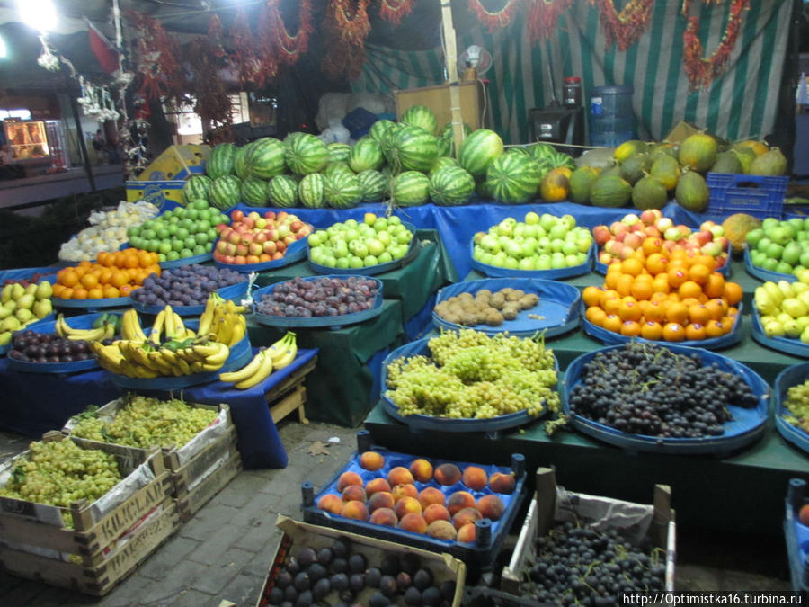 Небольшой рынок недалеко от отеля Сельчук, Турция