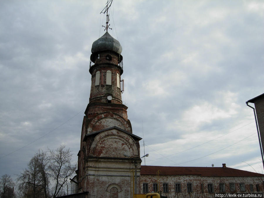 Сохранившаяся колокольня  Митрофановской   церкви  постройки  1912-13  годов. Уржум, Россия