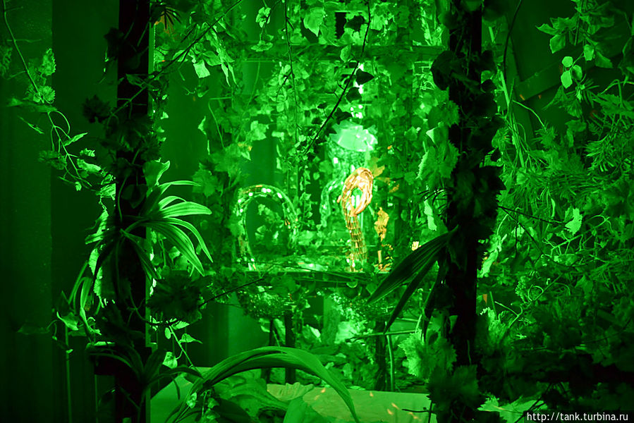 ... но на этом иллюзии в этой комнате не заканчиваются, за красной стеной на которой висят картины-глаза, находится скрытое помещение, в которое можно заглянуть в несколько просверленных дыр по бокам, и увидеть зеленые джунгли. Фигерас, Испания