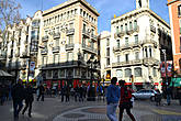 Мозаика работы Жоана Миро (Joan Miró i Ferrà). Ею выложена часть тротуара. Отсюда начинается Рамбла Капуцинов (Rambla dels Caputxins), названная так же, как и Рамбла Сан Жозеп, в честь ранее находившегося здесь монастыря.