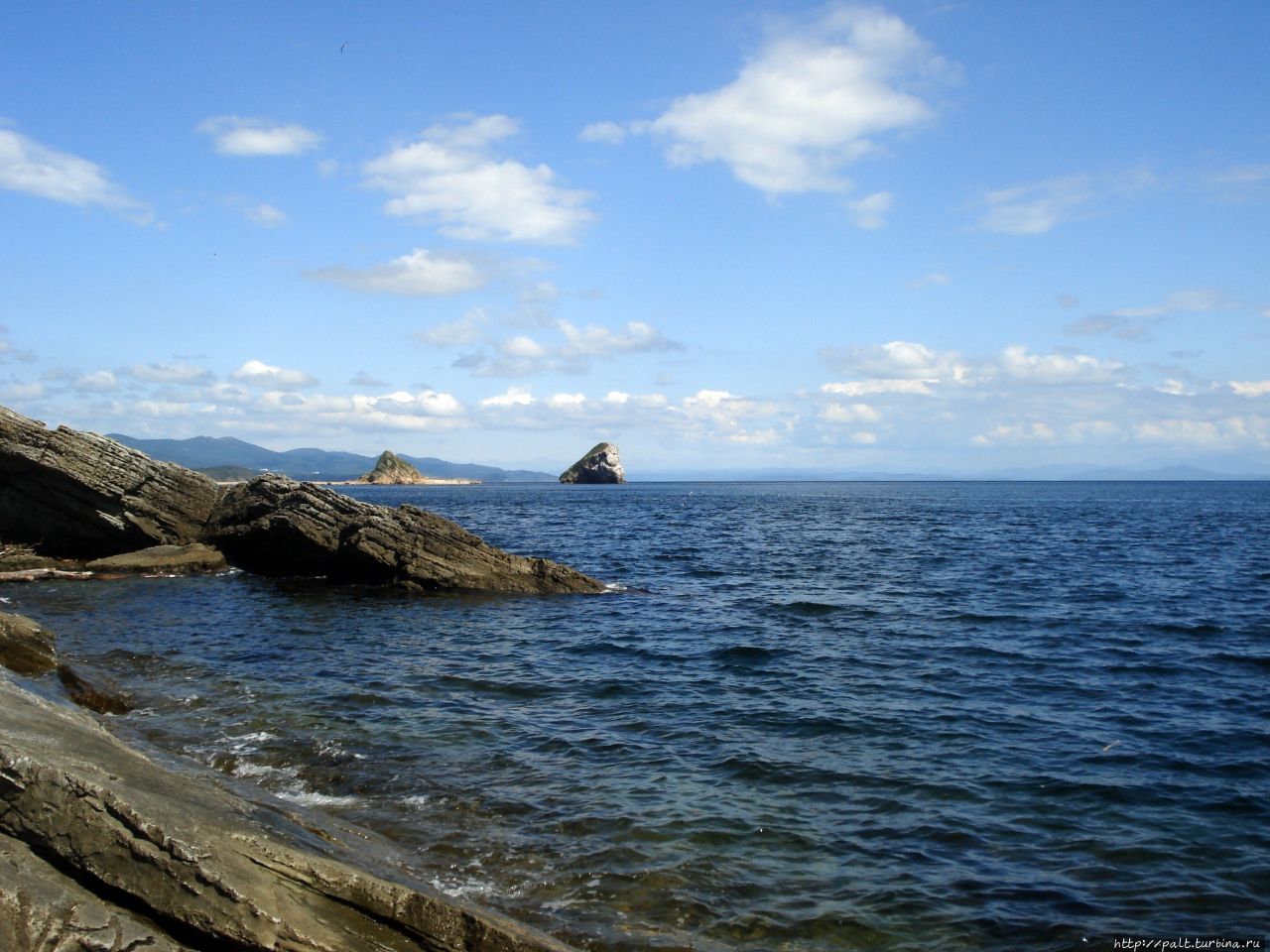 Вид со Стеклянной на кекуры бухты Десантной. Владивосток, Россия