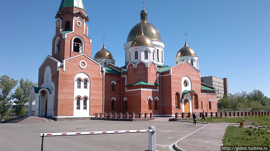 Андреевский собор построен в лучших традициях русского православного зодчества: пятикупольный, с высокой шатровой колокольней над входом. Традиционен и золотистый цвет его куполов, отлитых российскими мастерами.
Великолепный, белоснежный, с позолотой четырёхъярусный иконостас Андреевского собора выполнен российскими мастерами в Волгодонске. Усть-Каменогорск, Казахстан