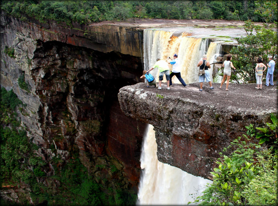 Водопад, затерянный в джунглях Южной Америки Кайетур Национальный Парк, Гайана
