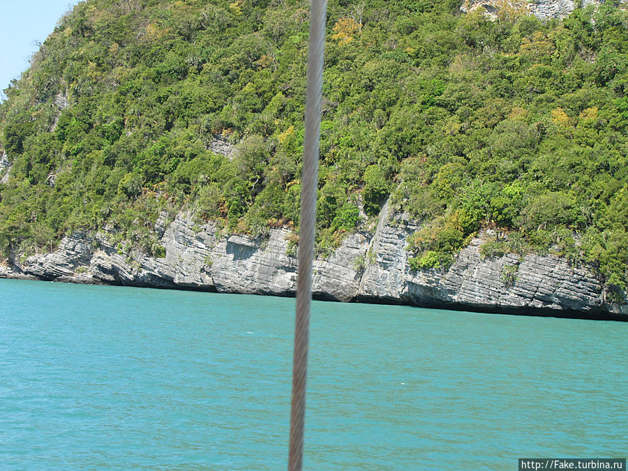 вода голубая красивая, но мутная в это время года. плавание с маской невозможно( вода голубая красивая, но мутная в это время года. плавание с маской невозможно(