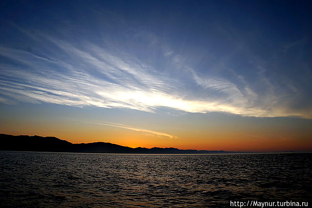 Закат. Вид с моря Южно-Сахалинск, Россия Закат. Вид с моря Южно-Сахалинск, Россия