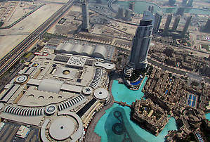 Только поднялись — выход на открытую сверху (то есть очень жарко!) застекленную плошадку. Смотрим вниз, под нами Дубаи Молл — крупный торговый центр и фонтаны