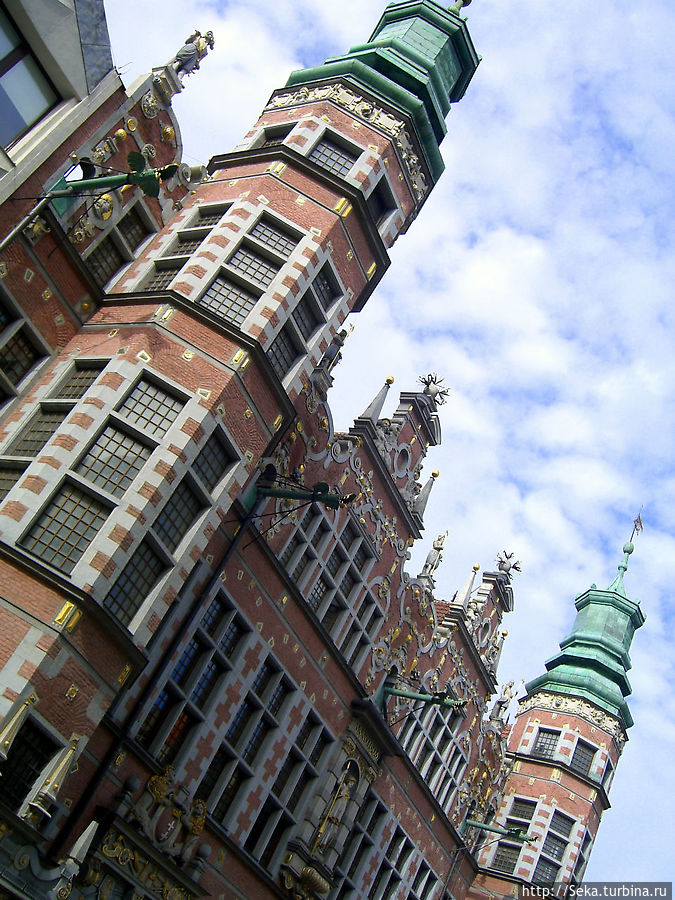 Мы долго гадали, что это могло быть за здание. Оказалось — Большой арсенал. И здесь действительно был склад оружия вплоть до XIX в. Мы долго гадали, что это могло быть за здание. Оказалось — Большой арсенал. И здесь действительно был склад оружия вплоть до XIX в.