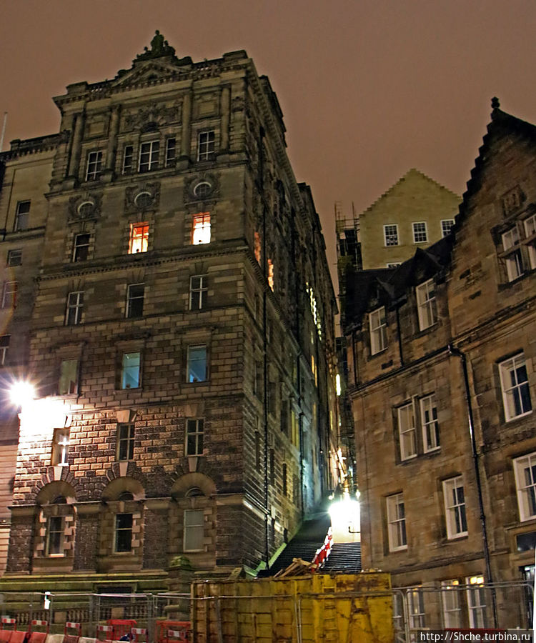 узкие улочки старого города Эдинбург, Великобритания