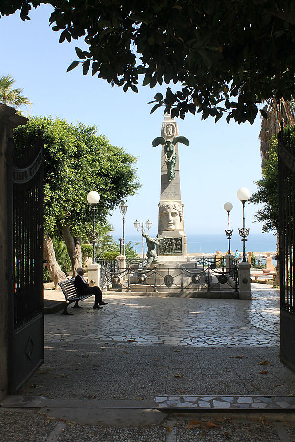 памятник погибшим в первую мировую Кастелламмаре-дель-Гольфо, Италия