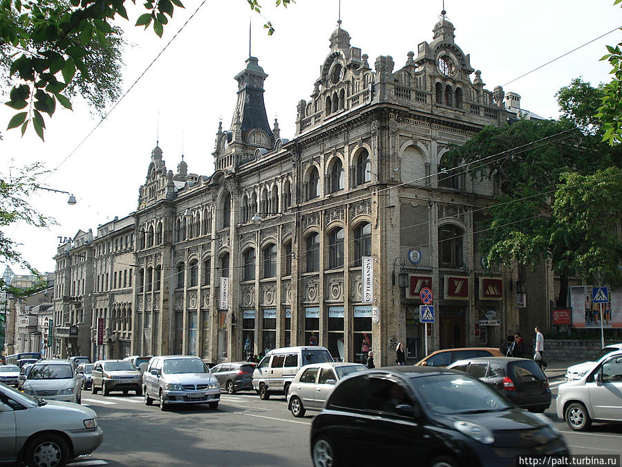 1 апреля 1884 года роскошное каменное здание нового универсального магазина торговой фирмы «Кунст и Альберс» приняло первых покупателей. И с тех пор здание своего назначения не меняло. 1 апреля 1884 года роскошное каменное здание нового универсального магазина торговой фирмы «Кунст и Альберс» приняло первых покупателей. И с тех пор здание своего назначения не меняло.