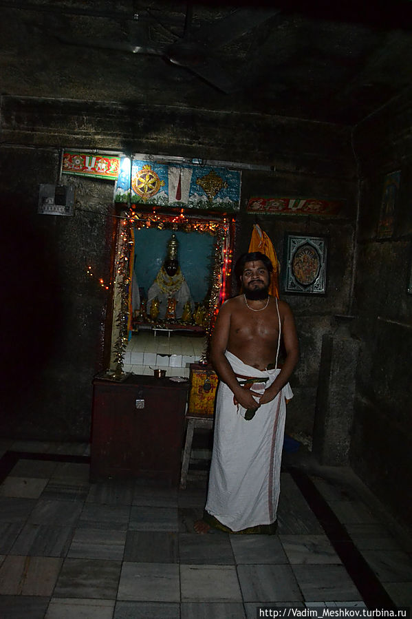 Брахман в индуистском храме Хампи, Индия