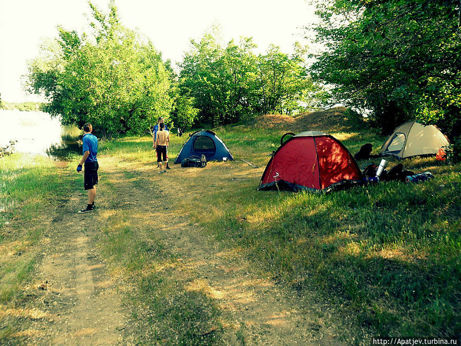 Лагерь у реки Лагерь у реки