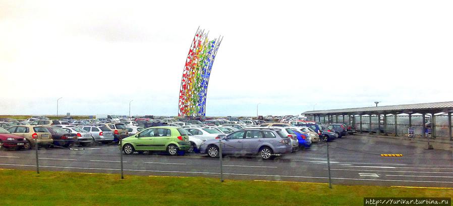 Автомобили напрокат стоят прямо у порога аэропорта Кефлавик Кефлавик (Международный аэропорт в Исландии), Исландия