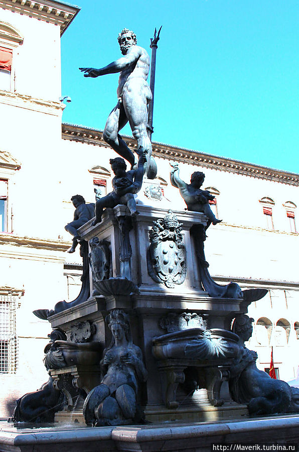 Фонтан Нептун украшен бронзовым Нептуном, является шедевром эпохи Возрождения. Болонья, Италия