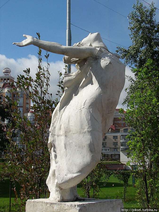Как мне кажется  —  это скульптуры-аллегории Киев, Украина
