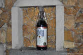 Готовая к употреблению бутылка вина «Каберне –Совиньон». На этикетке нарисован фрагмент подземных галерей Милештий Мичь.