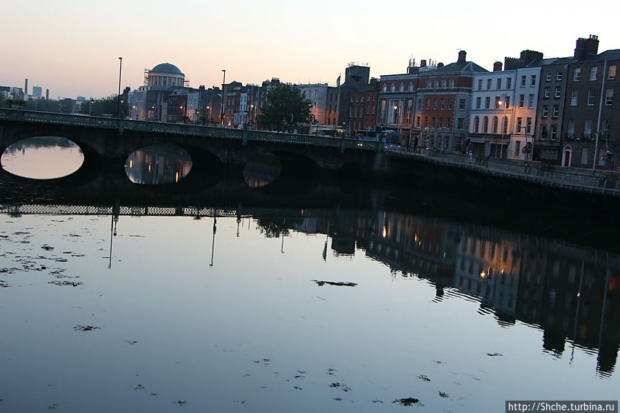 Сумерки на берегах реки Liffey Дублин, Ирландия