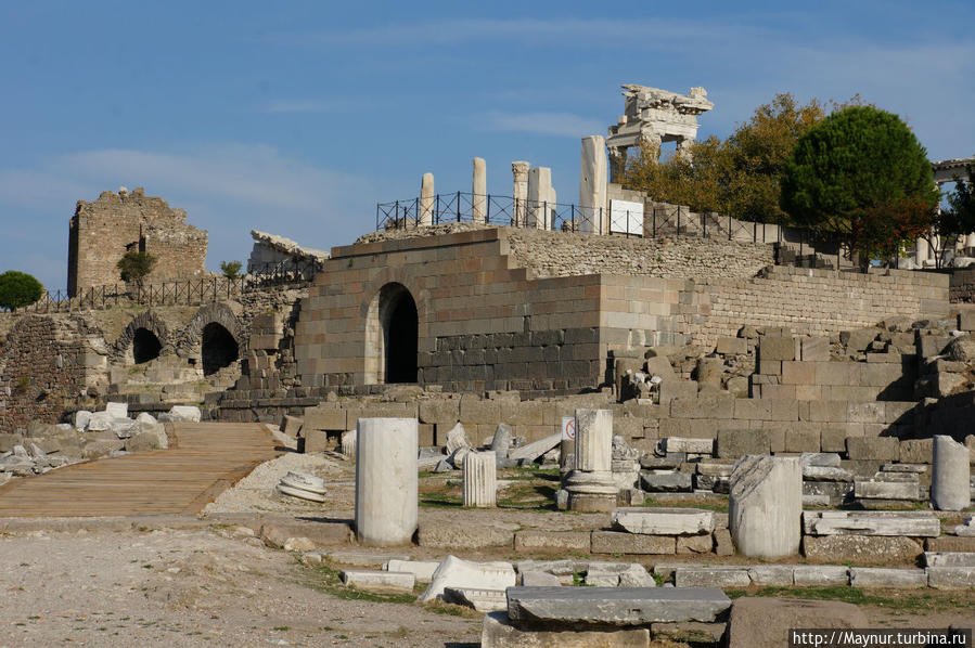 Акрополь.   Верхняя   терраса.   Внизу   видны   остатки  колонн  от   святилища   Артемиды. Измир, Турция
