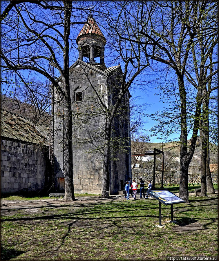 Трехъярусная башнеобразная колокольня (середина XIII в.), возвышающаяся над всеми монастырскими постройками. Санаин, Армения