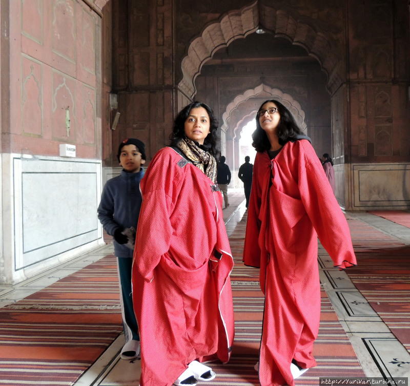 При посещении мусульманских святынь женщины должны прикрывать все свое святое Дели, Индия