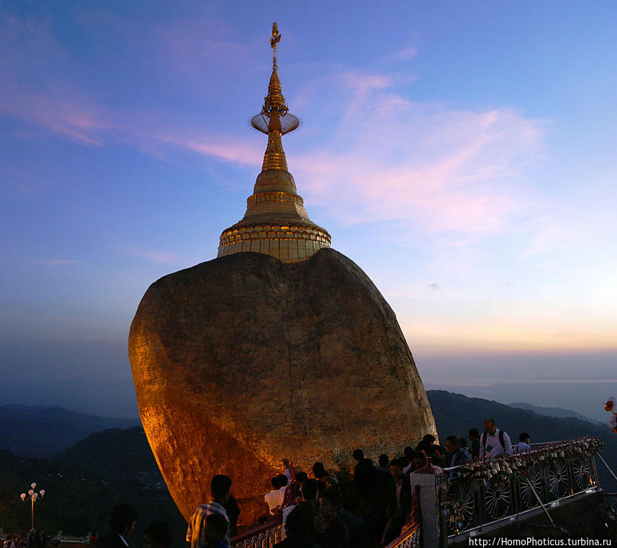 Золотой камень на вершине горы Чайтхиё, Мьянма