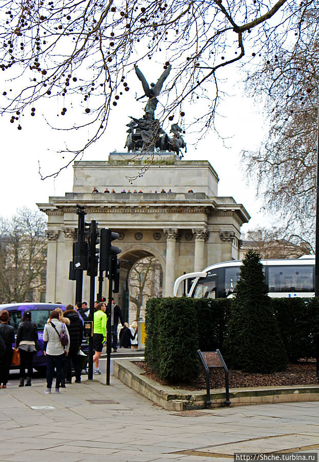 а это ворота Грин парка в самом конце нашей улицы, через него мы вернулись к Букингемскому дворцу... Лондон, Великобритания