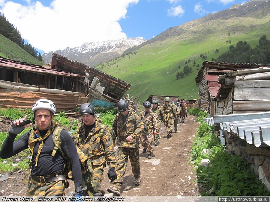 поднимаемся на акклиматизацию. навстречу спускаются солдаты с тренировки поднимаемся на акклиматизацию. навстречу спускаются солдаты с тренировки