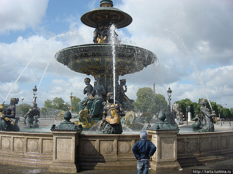 Один из фонтанов на площади Согласия Париж, Франция