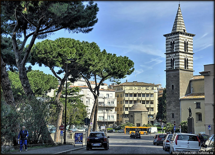 Церковь Сан-Джованни Бастиста с полосатой колокольней. Витербо, Италия