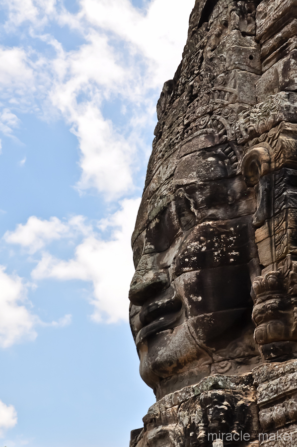 Байон на мой взгляд один из самых красивых храмов из тех, что мы увидели в Камбодже. Огромные, мистически ухмыляющиеся лица то и дело внезапно появляются когда идешь по многочисленным коридорам и уровням храма. Ангкор (столица государства кхмеров), Камбоджа